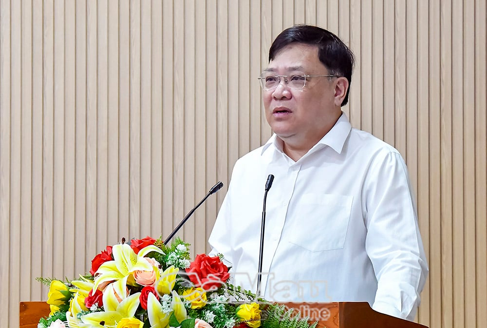 Chairman of the Provincial People's Committee Pham Thanh Ngai requested the conference to discuss and find specific solutions to achieve better growth targets.