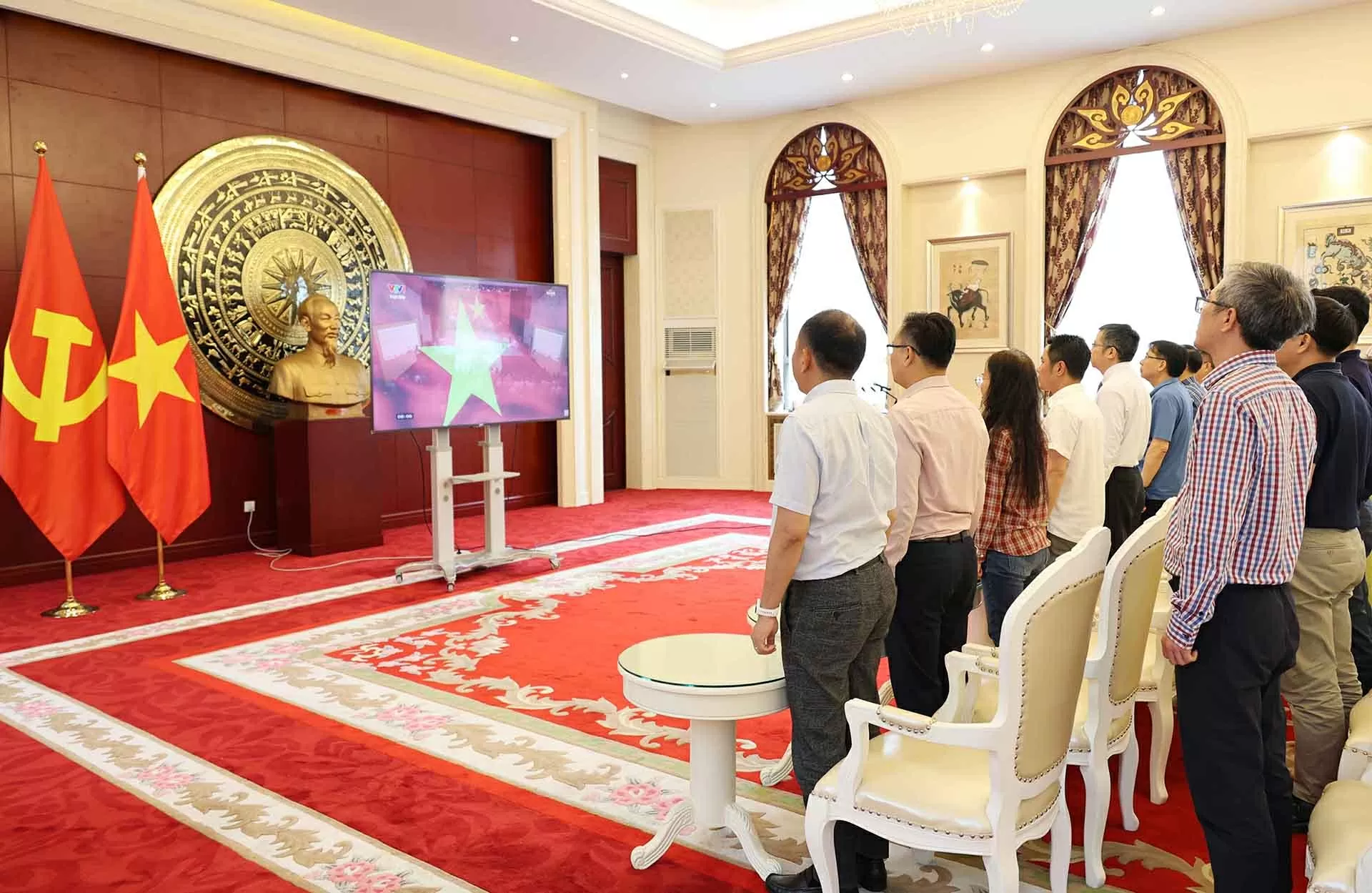 Đại sứ quán Việt Nam tại Trung Quốc cùng cả nước theo dõi Lễ công bố các nghị quyết, quyết định về thực hiện chính quyền địa phương hai cấp