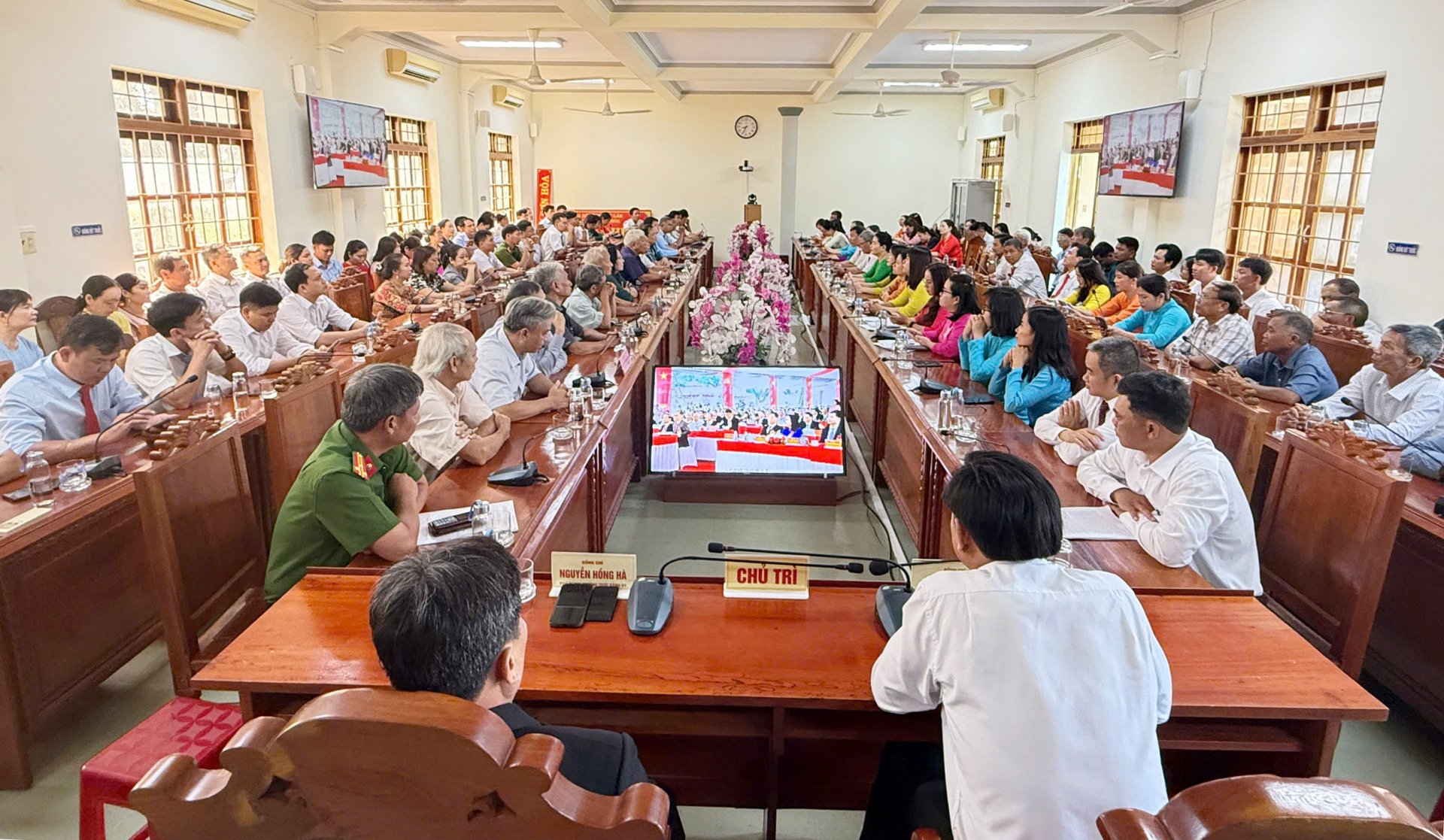 Hàng trăm cán bộ, công chức và người dân xã Sơn Hòa đến dự lễ công bố. Ảnh: NGÔ XUÂN
