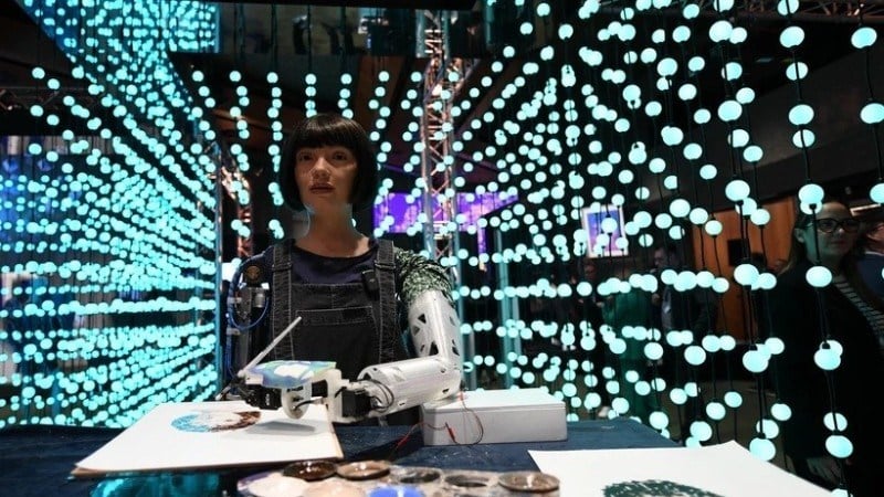 Họa sĩ robot Ai-Da vẽ tranh tại Hội nghị thượng đỉnh toàn cầu Trí tuệ nhân tạo tại Geneva, Thụy Sĩ, ngày 30.5.2024. (Ảnh: THX/TTXVN)
