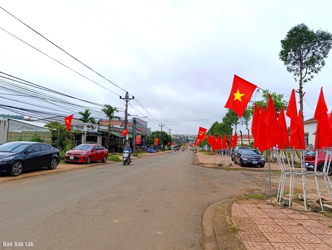 Các tuyến đường trên địa bàn xã Tam Giang rợp sắc đỏ. 
