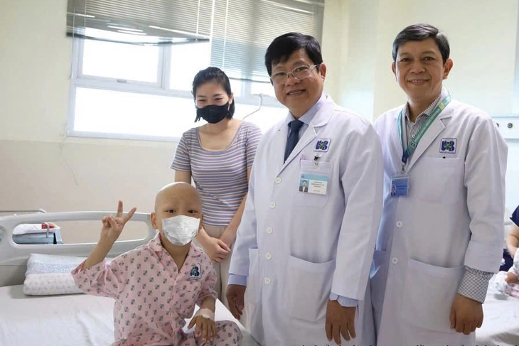 Nhiều bệnh nhi ung thư các tỉnh thành vào Bệnh viện Ung bướu TP.HCM điều trị - Ảnh 1.