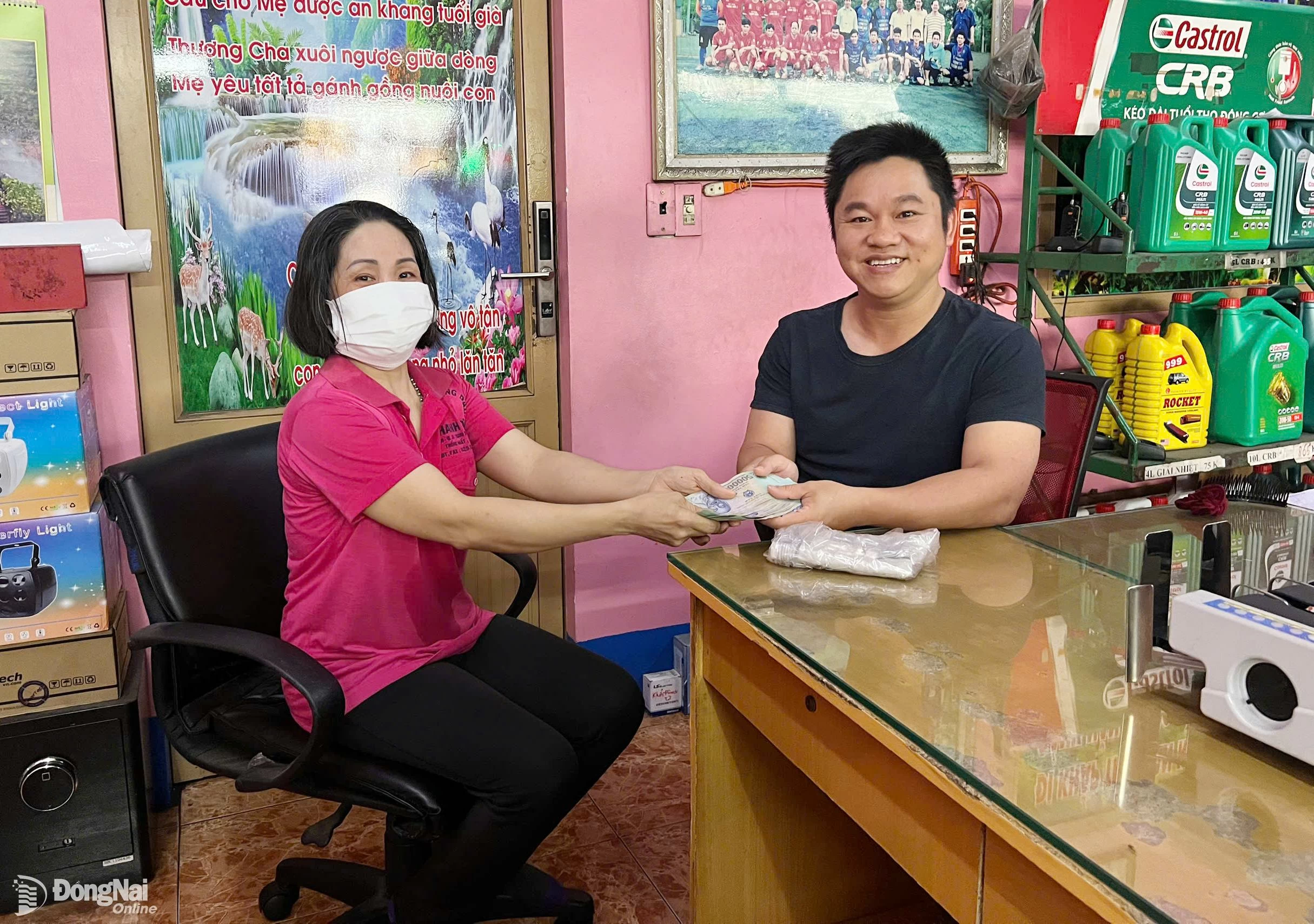Bà Trúc giao lại số tiền nhặt được cho ông Nguyễn Văn Hoàng, Phó giám đốc Công ty TNHH xăng dầu Thanh Sơn 1 để tìm người trả lại.