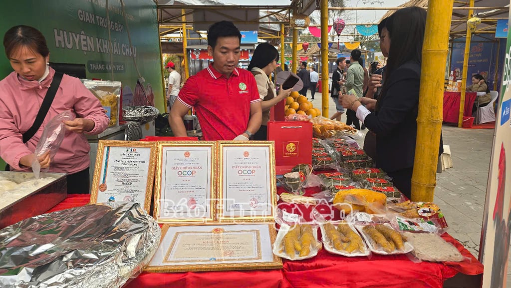 Sản phẩm gà Đông Tảo ủ muối, giò gà Đông Tảo... được giới thiệu tại Liên hoan ẩm thực tỉnh Hưng Yên lần thứ II năm 2025