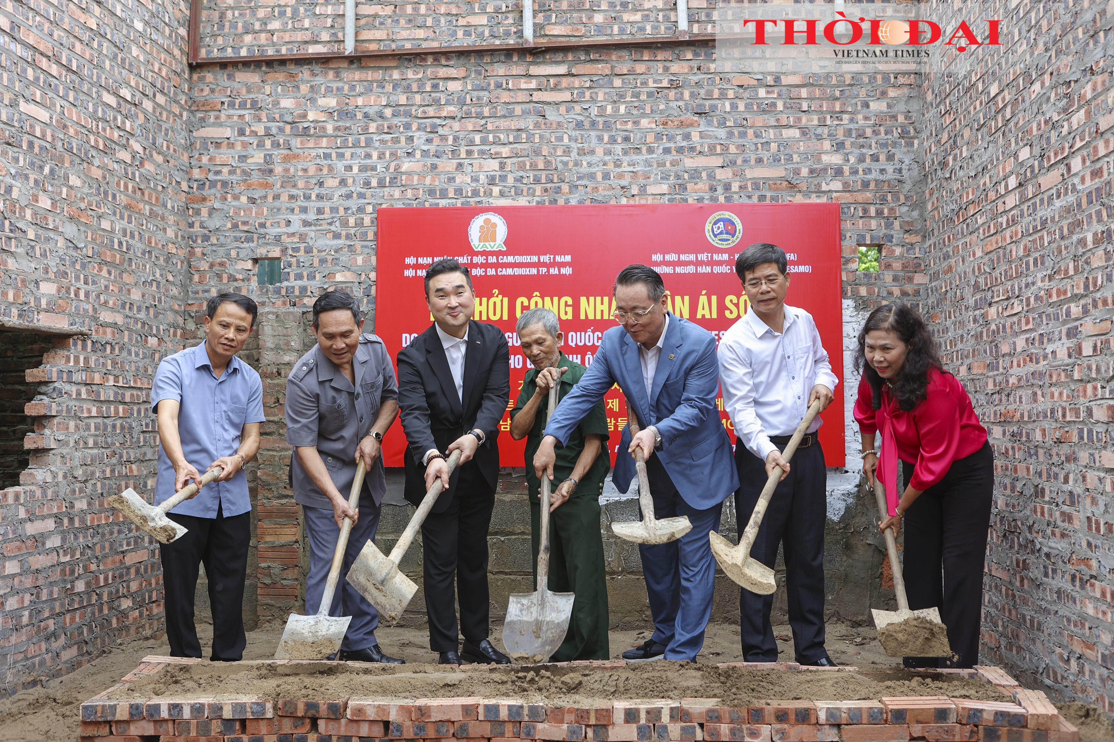 Ông Chang Ho Ick (thứ ba từ phải sang), Chủ tịch VESAMO tham gia khởi công Nhà Nhân ái số 7. (Ảnh: Đinh Hòa)