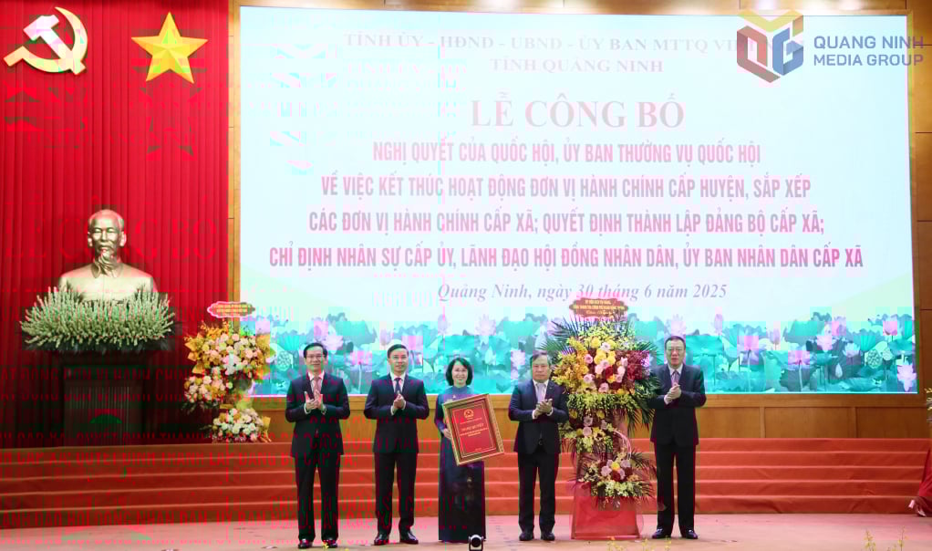 Đồng chí Đoàn Hồng Phong, Ủy viên Trung ương Đảng, Bí thư Đảng ủy, Tổng Thanh tra Chính phủ trao Nghị quyết của Ủy ban Thường vụ Quốc hội về việc sắp xếp các đơn vị hành chính cấp xã của tỉnh Quảng Ninh năm 2025 và tặng hoa chúc mừng Đảng bộ tỉnh Quảng Ninh.