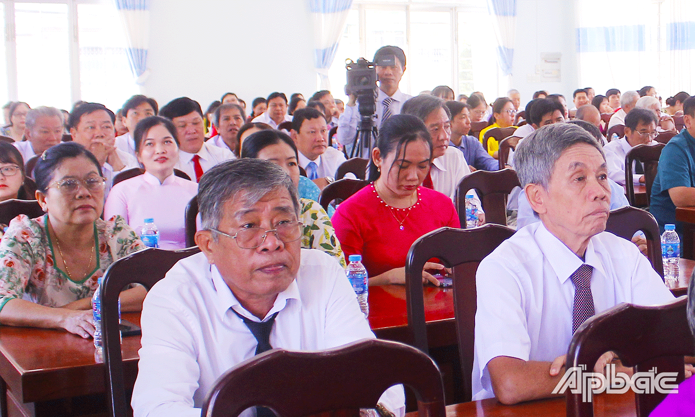 Cán bộ, đảng viên và nhân dân địa phương cùng tham dự hội nghị trực tuyến.