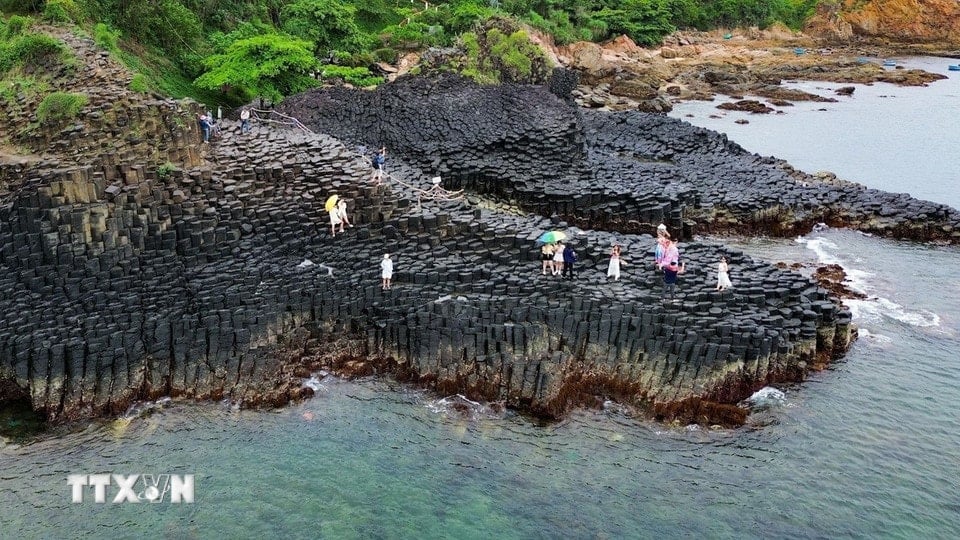 Màu đen huyền của đá bazan tương phản với màu xanh của biển cả, tạo nên một bức tranh thiên nhiên đầy ấn tượng. (Ảnh: Thanh Tùng/TTXVN)