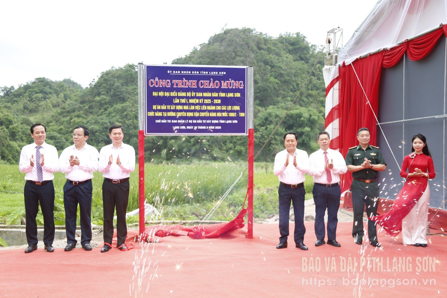 Các đại biểu thực hiện lễ gắn biển công trình dự án Đầu tư xây dựng nhà làm việc liên ngành cho các lực lượng chức năng tại đường chuyên dụng vận chuyển hàng hoá mốc 1088/2-1089