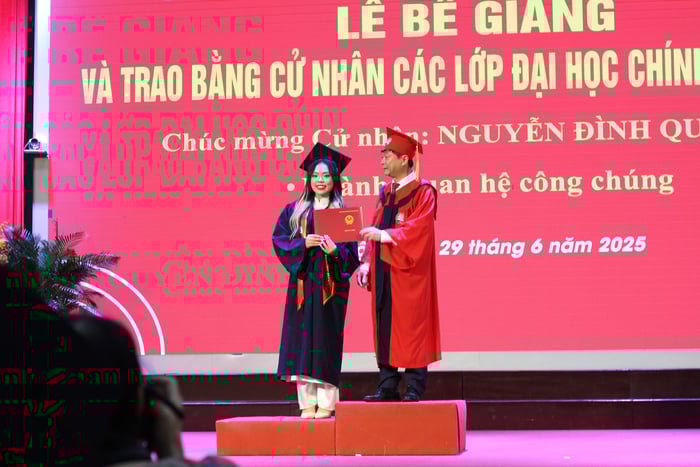 Học viện Báo chí và Tuyên truyền trao bằng tốt nghiệp cho 1.800 sinh viên - Ảnh 1.