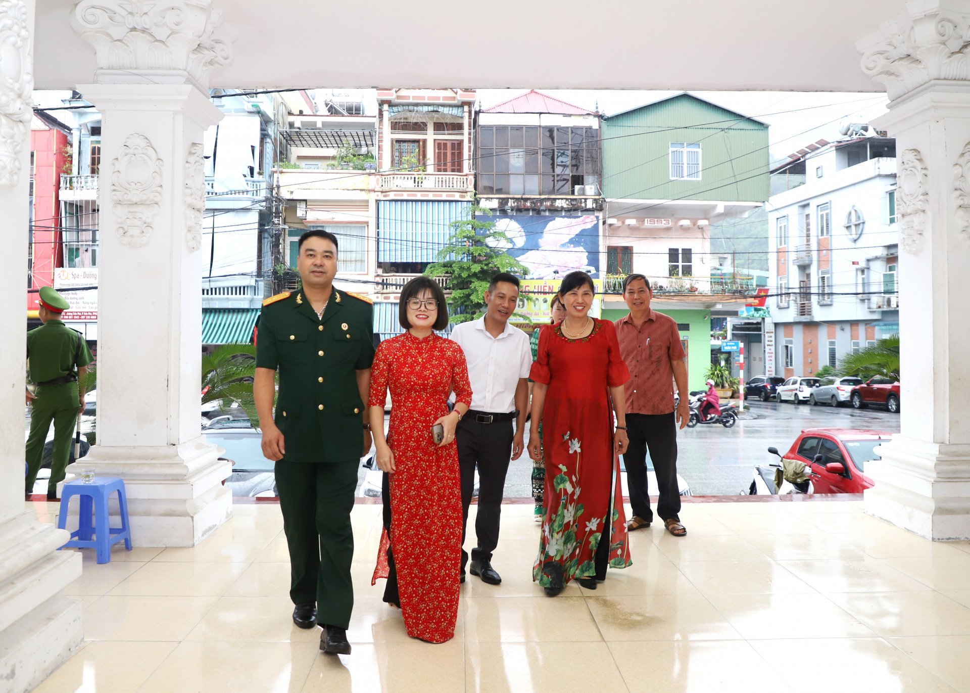 មន្ត្រីសង្កាត់ Ha Giang 2 បានចូលរួមយ៉ាងសប្បាយរីករាយក្នុងពិធីប្រកាស។