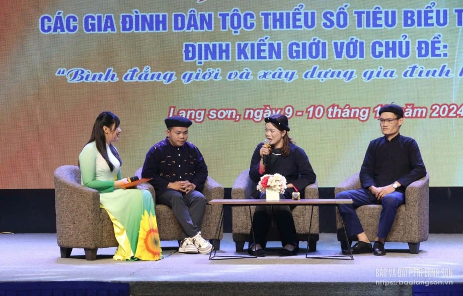 គ្រួសារជនជាតិភាគតិចឆ្នើមចែករំលែកបទពិសោធន៍ក្នុងការថែរក្សាសុភមង្គលគ្រួសារក្នុងកម្មវិធីផ្លាស់ប្តូរ និងទទួលស្គាល់ដែលរៀបចំដោយសហភាពនារីខេត្ត។