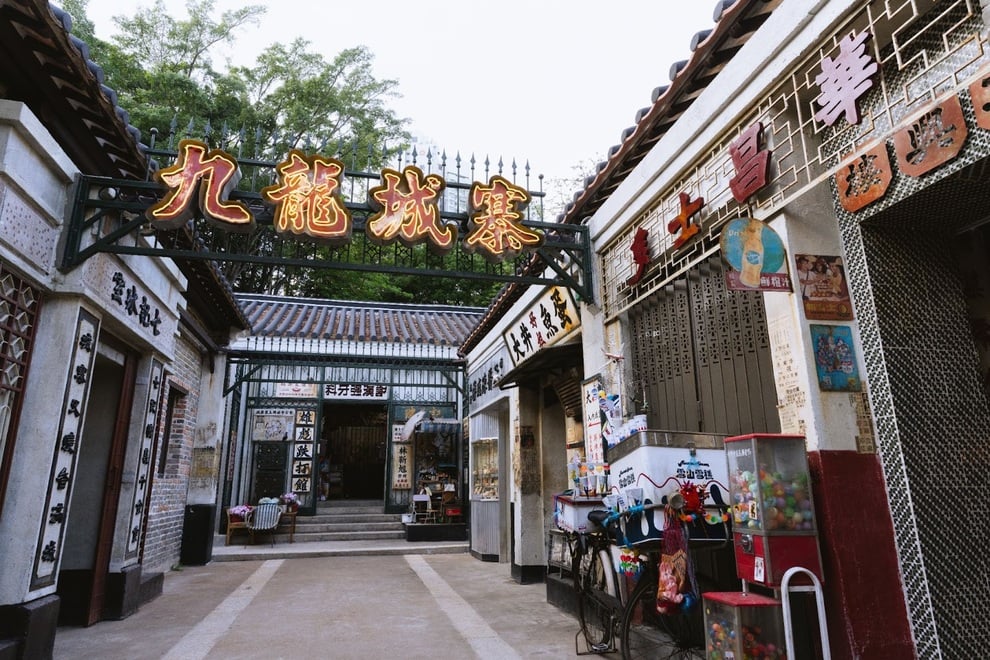 Khách đổ về Hong Kong trải nghiệm Cửu Long Thành Trại phiên bản điện ảnh - 1
