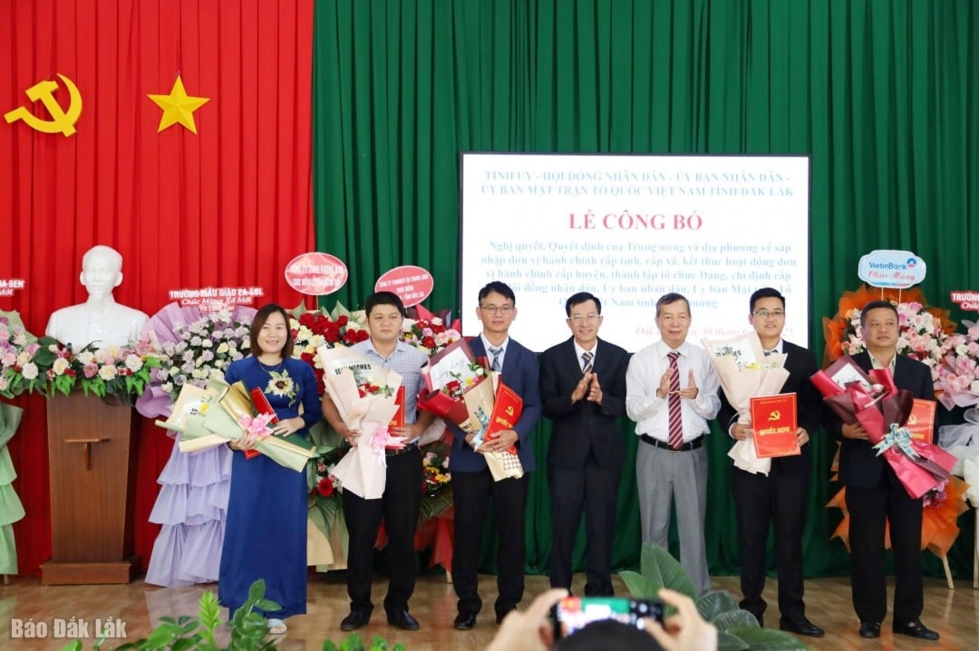 Các thành viên Ủy ban Kiểm tra Đảng ủy xã Ea Hiao nhiệm kỳ mới.