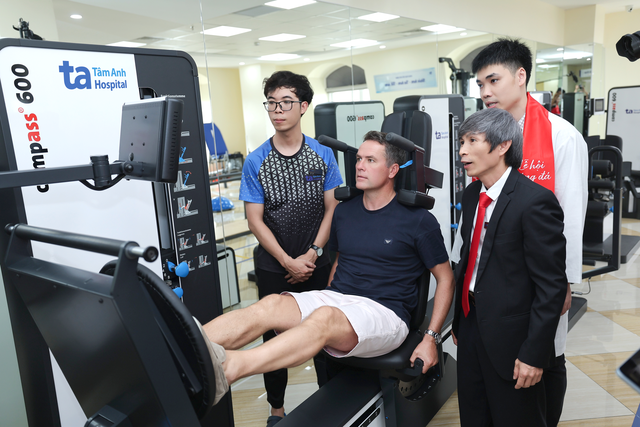 Dàn huyền thoại Ngoại hạng Anh ấn tượng với công nghệ y học thể thao BVĐK Tâm Anh- Ảnh 2.