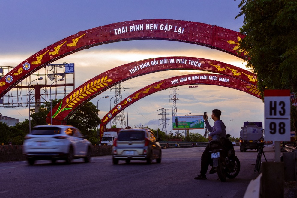 Khoảnh khắc chụp cổng chào Thái Bình hẹn gặp lại tạo nhiều cảm xúc - 1