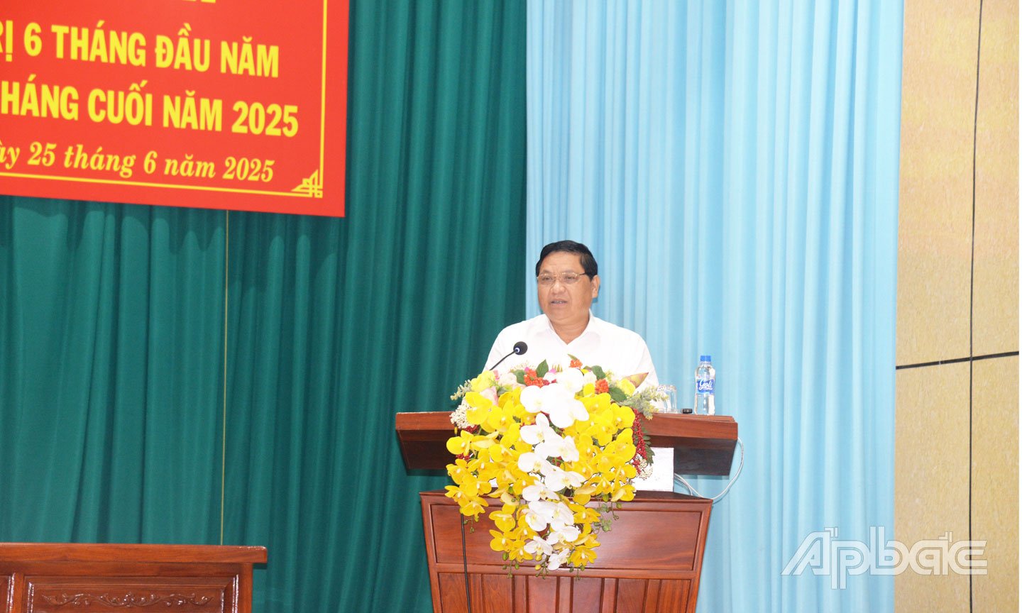 សមមិត្ត Ly Van Cam បានរាយការណ៍ជូនគណៈកម្មាធិការប្រតិបត្តិនៃគណៈកម្មាធិការបក្សខេត្ត Tien Giang អំពីលទ្ធផលនៃការងារត្រៀមរៀបចំរដ្ឋាភិបាលមូលដ្ឋានពីរកម្រិត។
