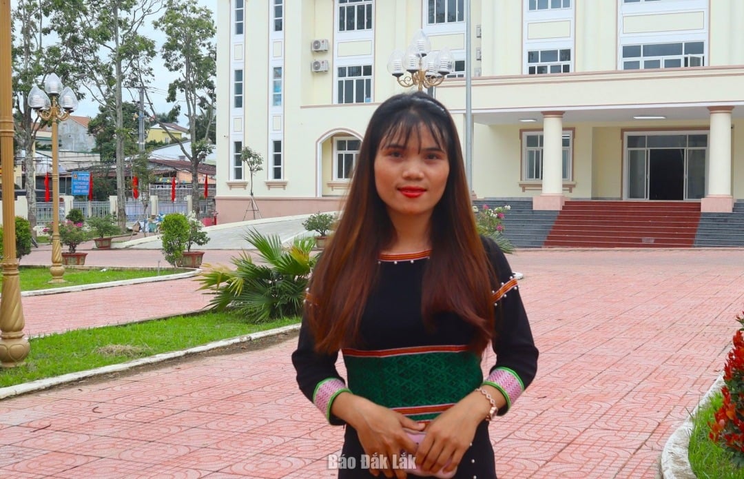លោក H Niem Lieng តំណាងឱ្យយុវជនជំនាន់ក្រោយរបស់ជនជាតិ Mnong នៅស្រុក Lak (ចាស់) ជឿជាក់លើការសម្រេចចិត្តនៅពេលដែលរដ្ឋាភិបាលមូលដ្ឋានពីរជាន់ដំណើរការជាផ្លូវការ។