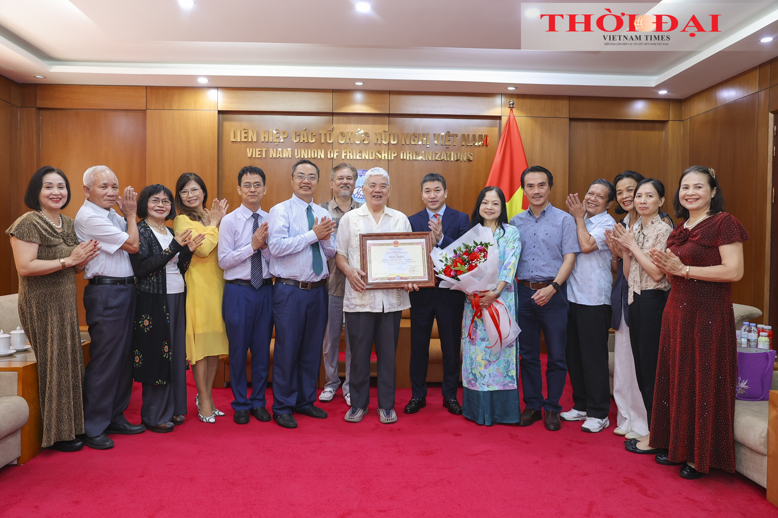 Các đại biểu chụp ảnh lưu niệm. (Ảnh: Đinh Hòa)
