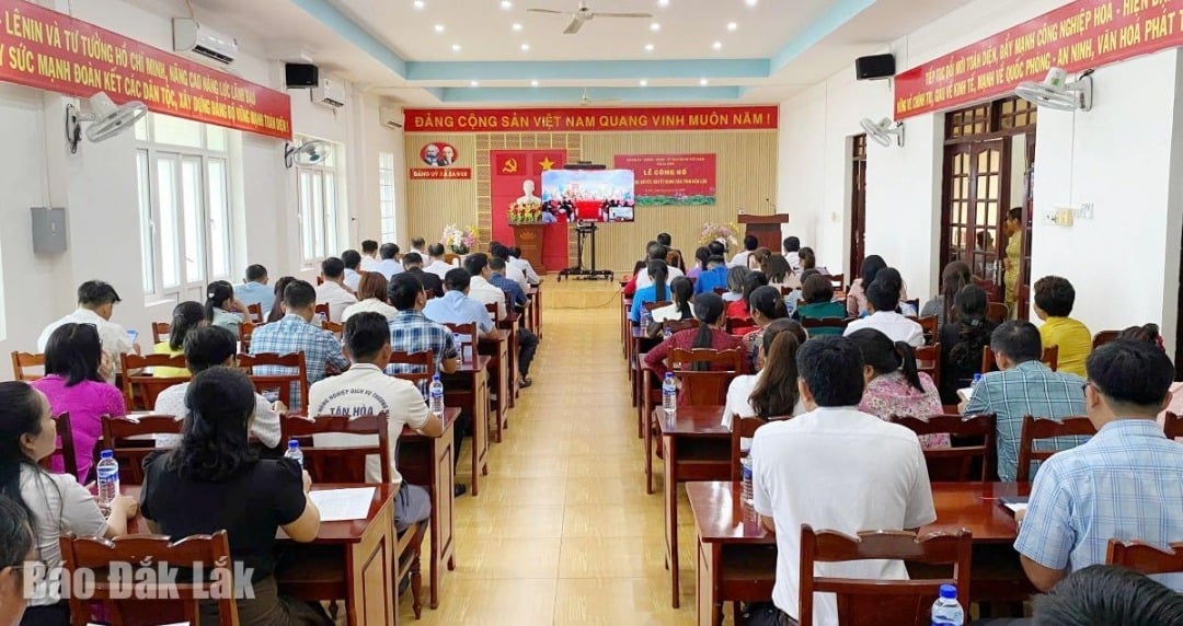 Đại biểu theo dõi chương trình truyền hình trực tiếp do tỉnh tổ chức.