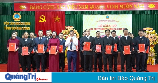 Trao quyết định bổ nhiệm Chánh án, Phó Chánh án Tòa án nhân dân khu vực tỉnh Quảng Trị mới