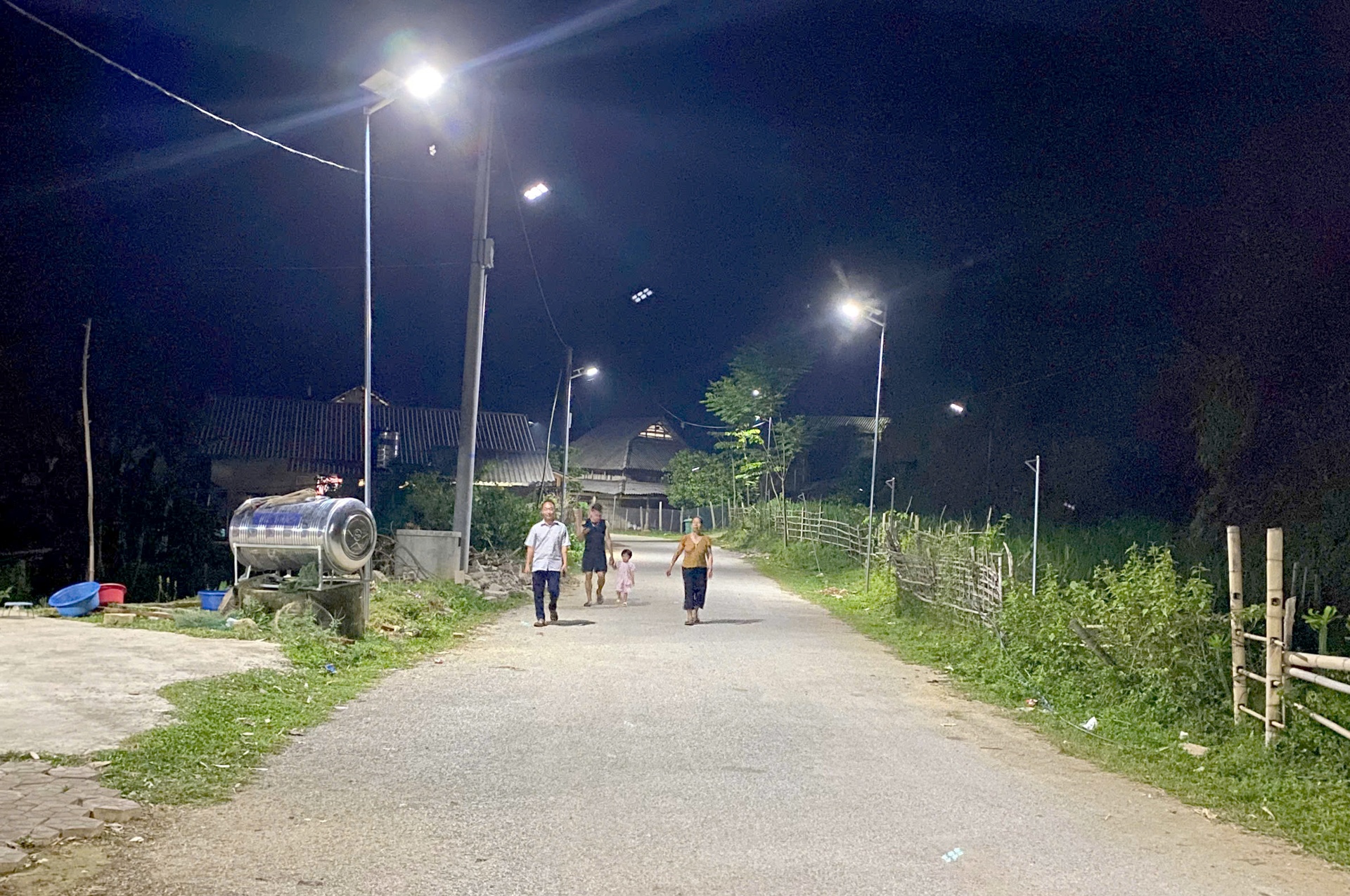 Có điện đường tạo thuận lợi cho việc đi lại buổi tối hay tập thể dục của nhân dân trong xã Pha Mu (huyện Than Uyên). 