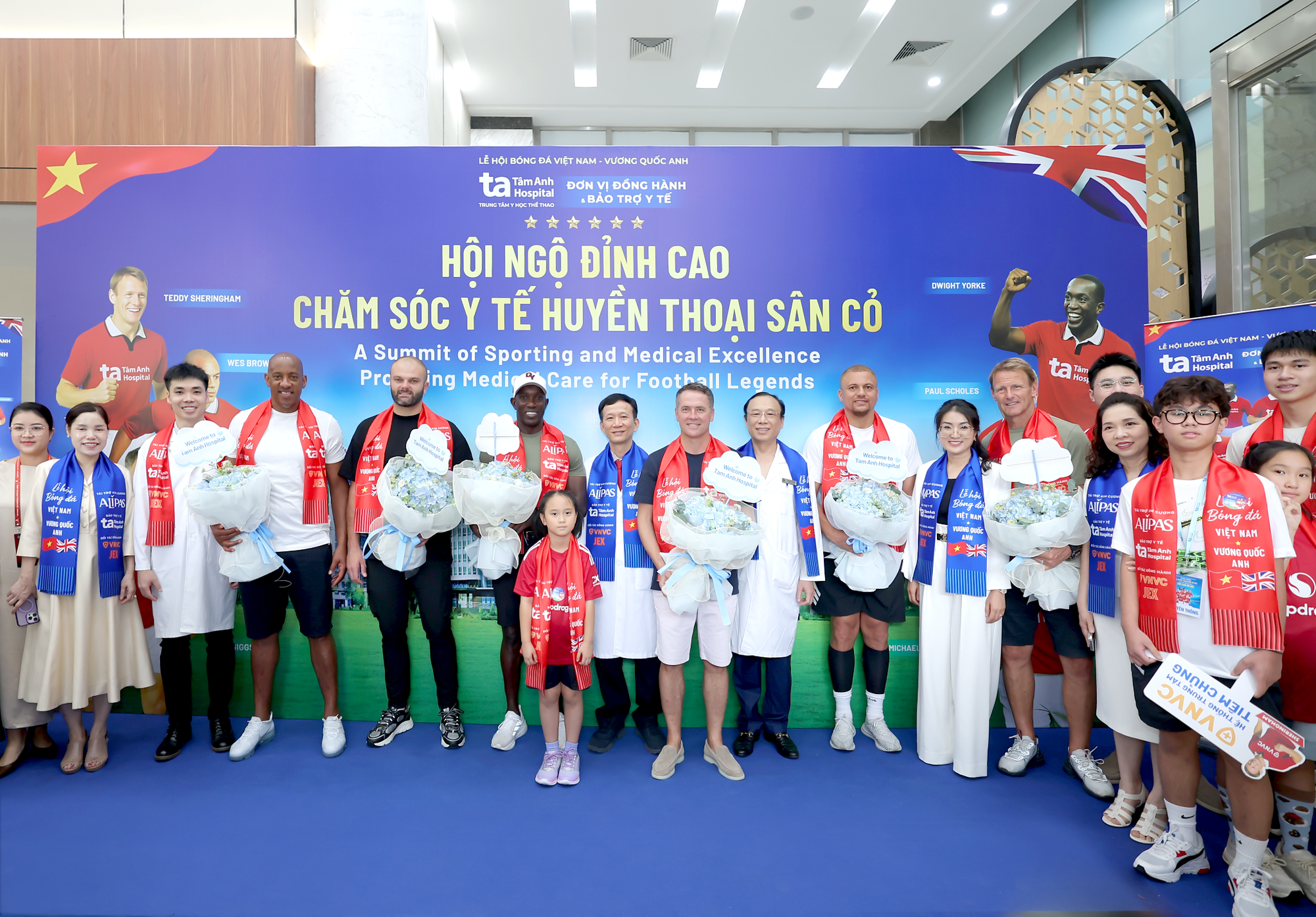 Michael Owen và đồng đội ấn tượng với bước tiến điều trị chấn thương thể thao tại BVĐK Tâm Anh- Ảnh 1.