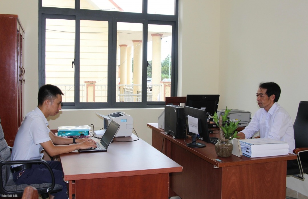 Cán bộ Văn phòng HĐND và UBND xã Ea Na sau sáp nhập sẵn sàng tiếp nhận xử lý công việc tại trụ sở làm việc mới.