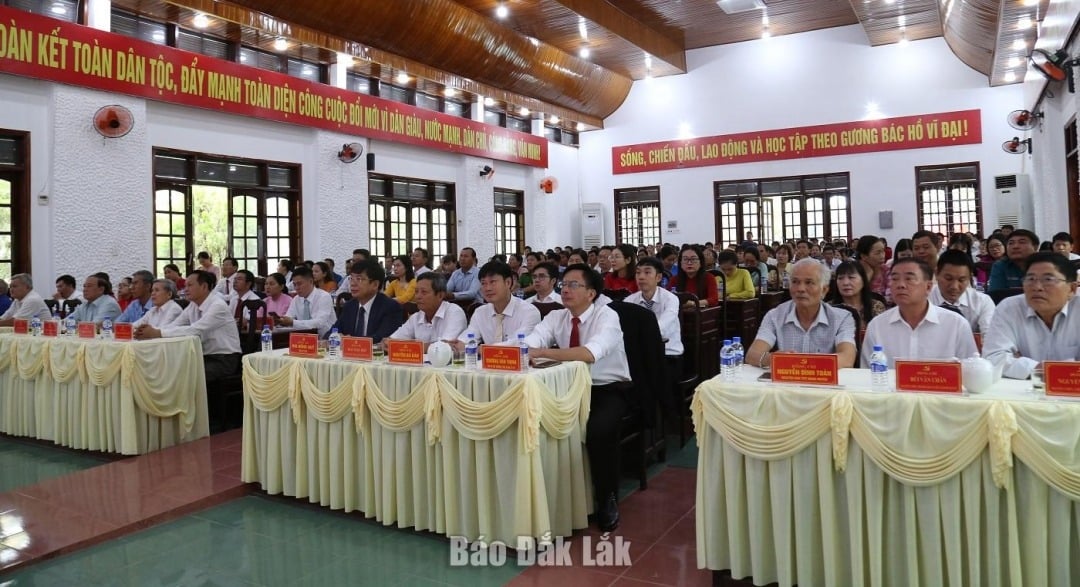 Các đại biểu, cán bộ, đảng viên và nhân dân xã Ea Súp tham dự buổi lễ.