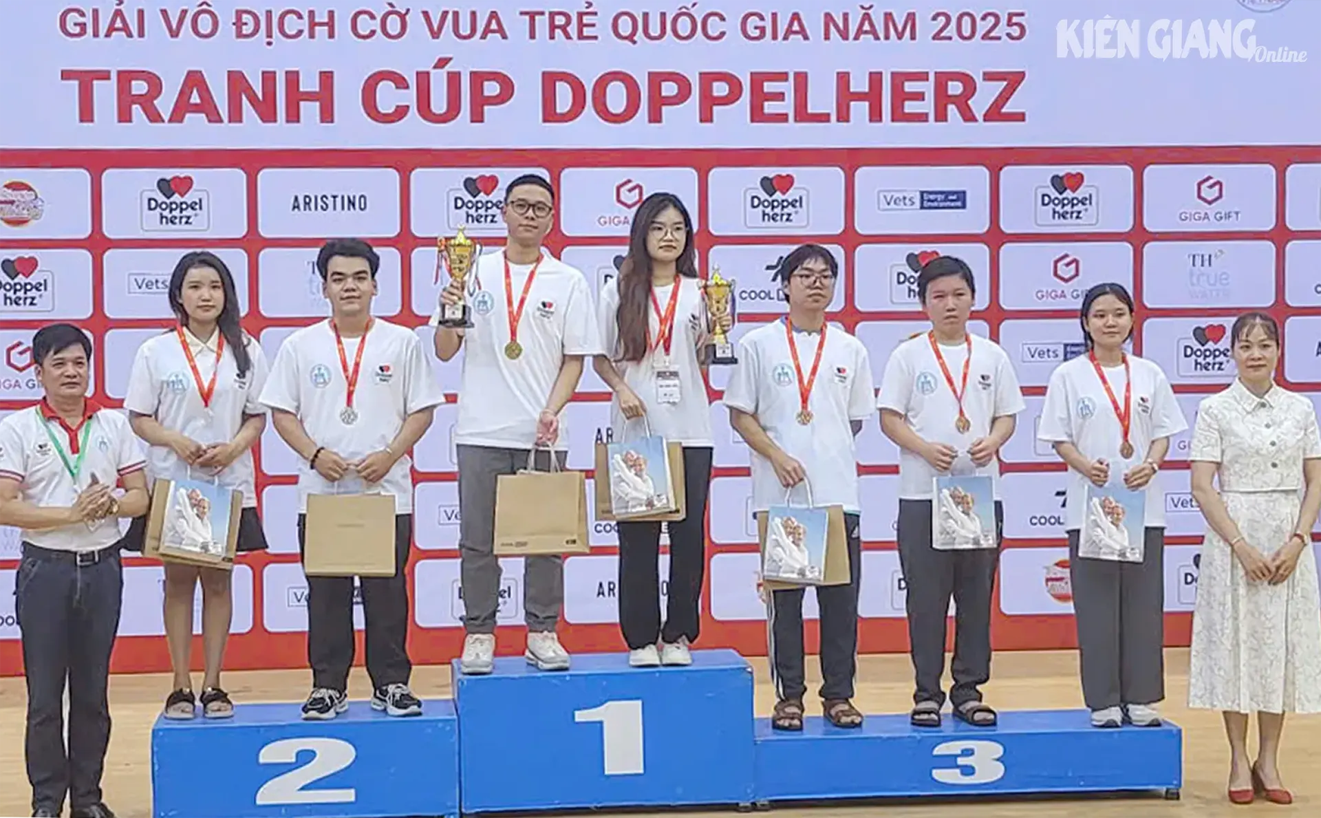 Kỳ thủ Vũ Hoàng Gia Bảo đoạt huy chương đầu tiên cho đoàn Kiên Giang tại giải vô địch cờ vua trẻ quốc gia