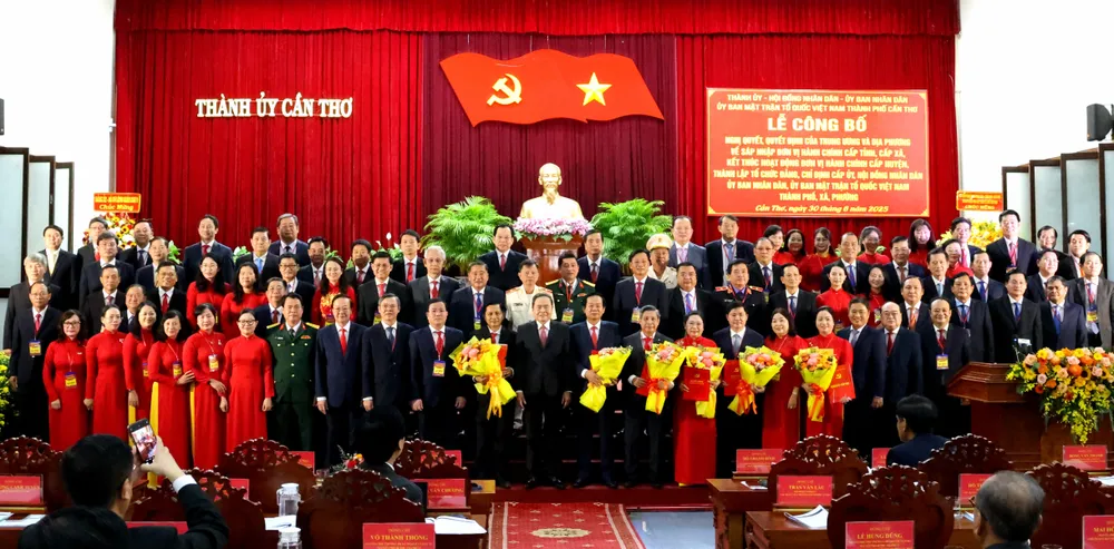National Assembly Chairman Tran Thanh Man and the Executive Committee of the Can Tho City Party Committee (new)
