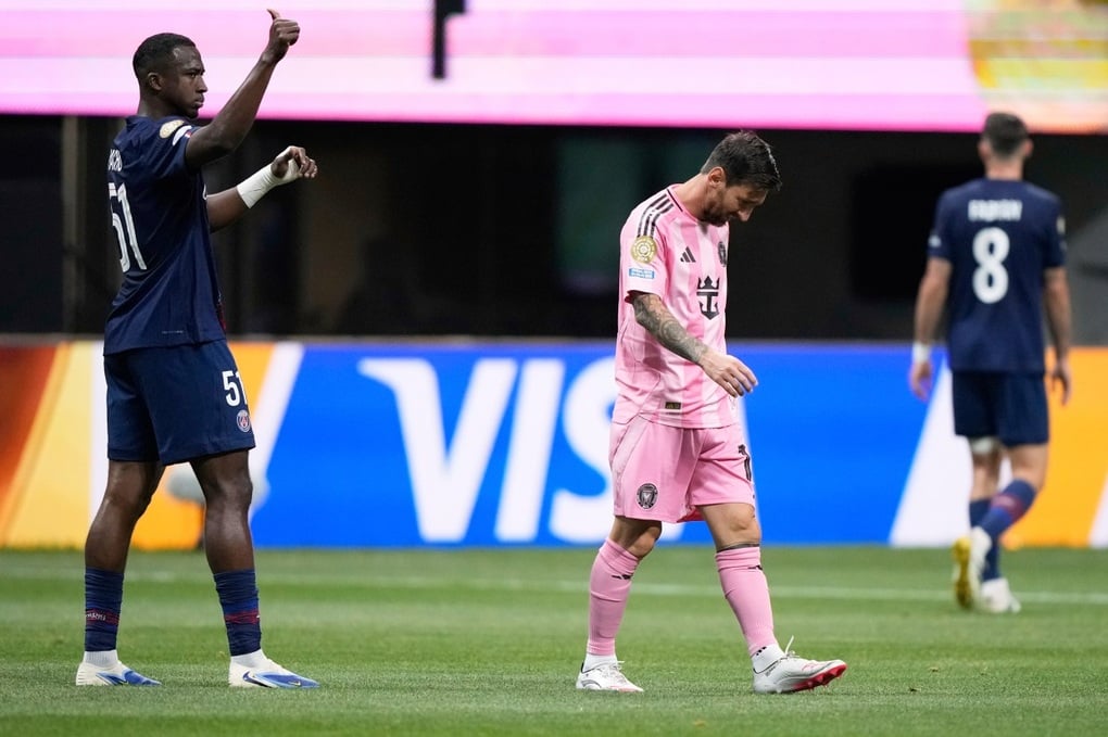 Lionel Messi was caught punching his opponent, fans were extremely upset - 3