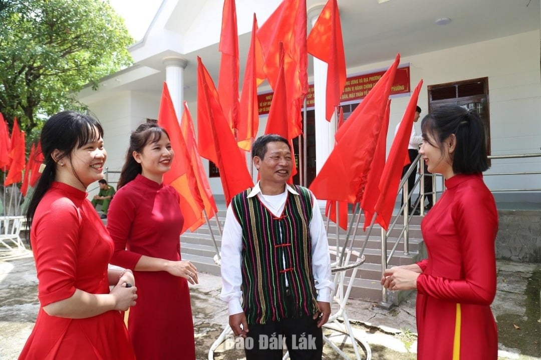 Cán bộ Đảng ủy xã Ea Súp và người dân trò chuyện trước thềm buổi lễ.