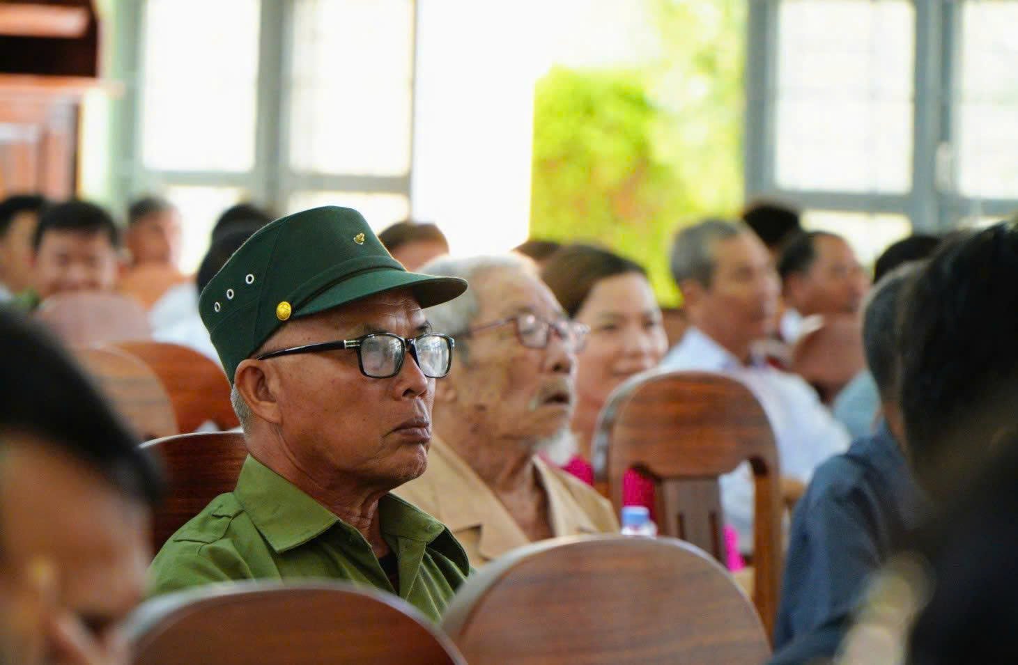 Cán bộ lão thành xã Vân Hòa chăm chút theo dõi chương trình trực tuyến Lễ công bố các nghị quyết, quyết định của Trung ương và địa phương về sáp nhập đơn vị hành chính cấp tỉnh, cấp xã. Ảnh: NGÔ NHẬT