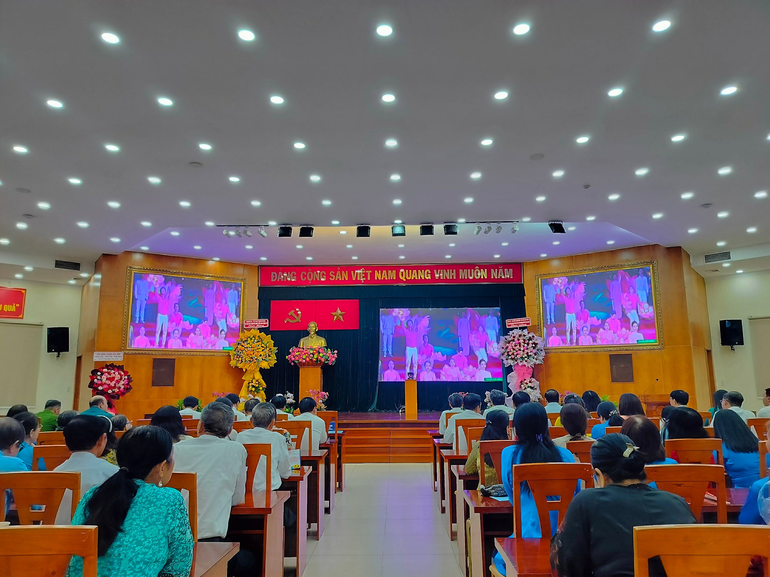 Cảm xúc đặc biệt của người dân TP HCM trong ngày trọng đại - Ảnh 1.