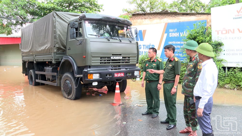Lãnh đạo Bộ Chỉ huy Quân sự tỉnh Thái Nguyên chỉ đạo công tác cứu hộ, cứu nạn.
