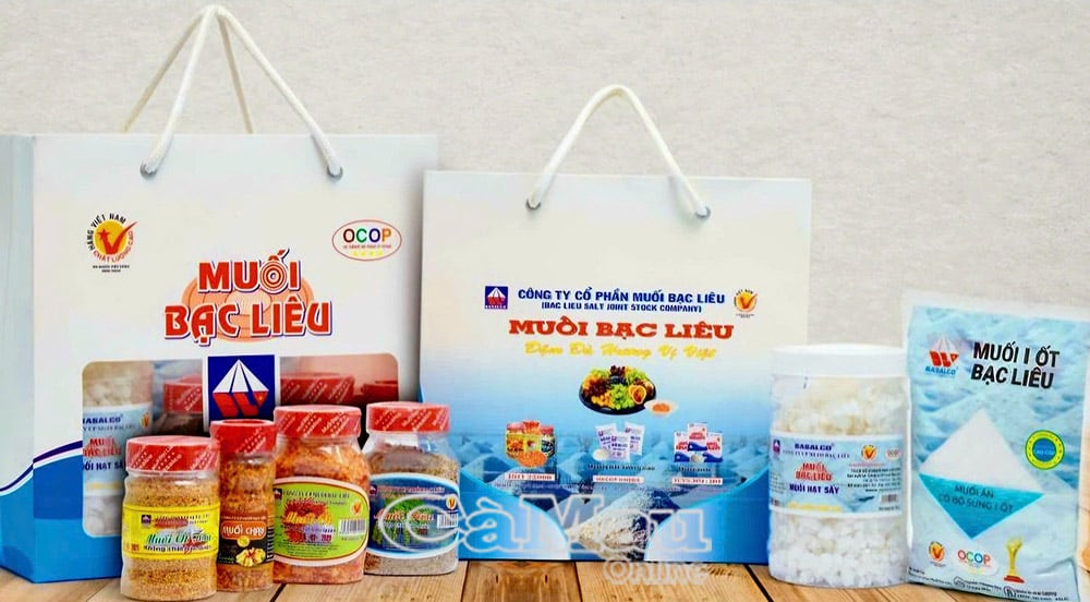 Muối hạt và muối tinh là 2 sản phẩm OCOP cấp quốc gia đạt chuẩn 5 sao của Bạc Liêu.                         Ảnh: MINH ÐẠT