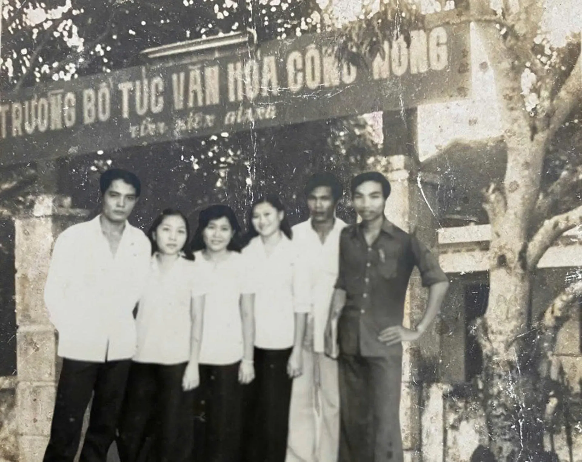 Ký ức Công nông “ăn cơm bông cỏ”, bán hàng “chợ đen”