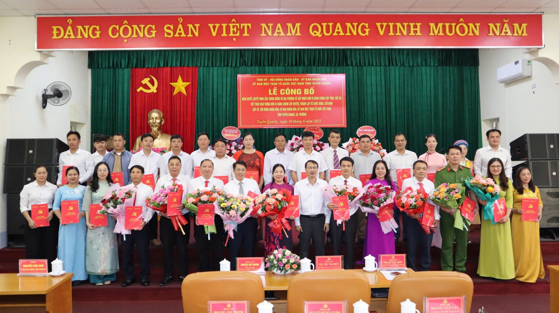 គណៈកម្មាធិការប្រតិបត្តិនៃគណៈកម្មាធិការបក្សឃុំ Yen Minh អាណត្តិ 2025 - 2030 ត្រូវបានណែនាំនៅក្នុងពិធីប្រកាស។