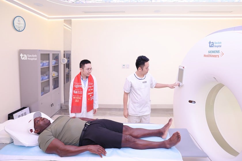 Huyền thoại Ngoại hạng Anh ấn tượng với bước tiến của y tế Việt Nam trong điều trị chấn thương thể thao ảnh 4