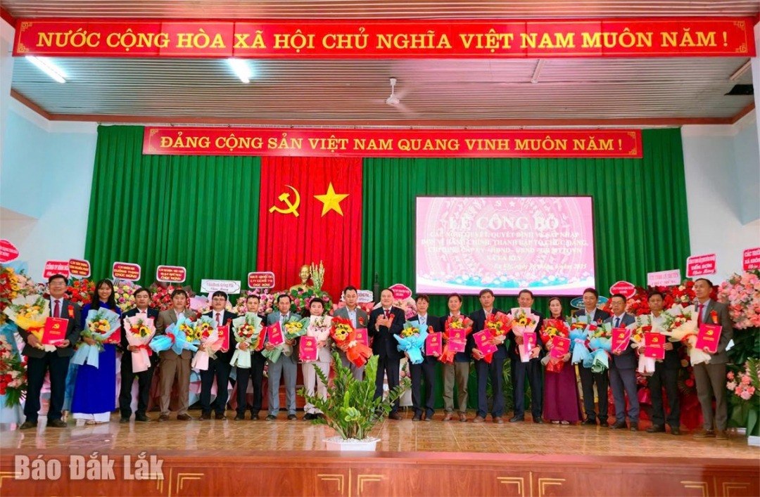 Ban Chấp hành Đảng bộ xã Ea Kly nhận quyết định và ra mắt tại Lễ công bố.
