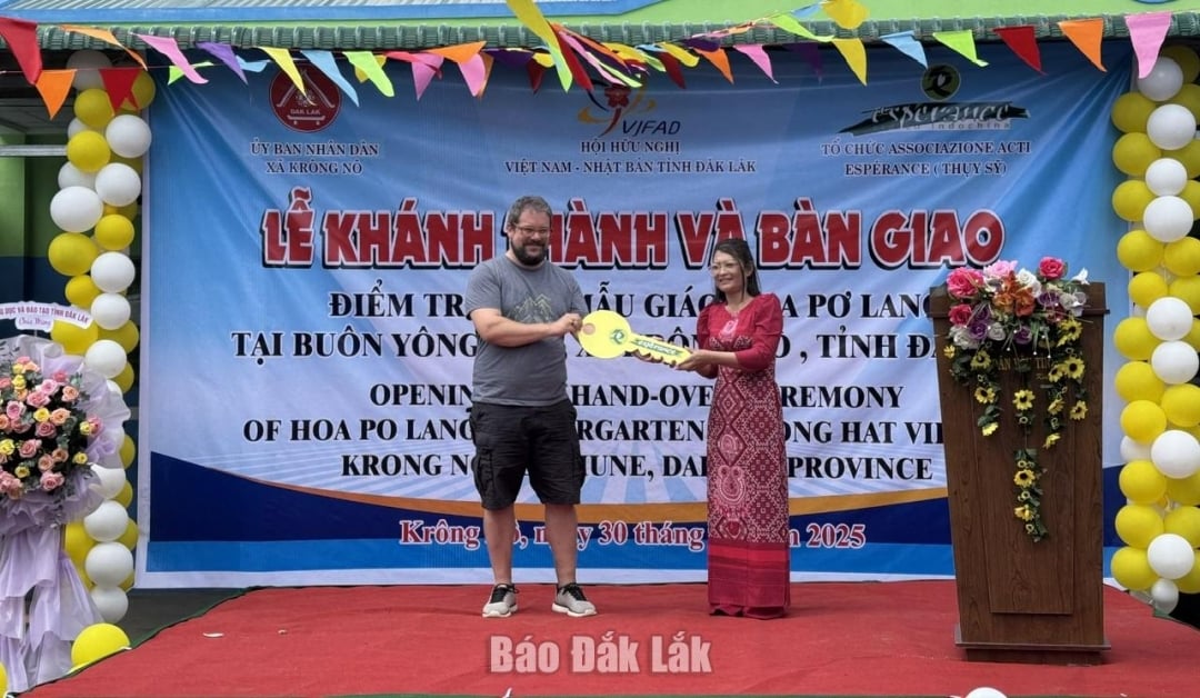 Đại diện Tổ chức Associazione ACTI Espérance (Thụy Sỹ) trao chìa khóa tượng trưng cho đại diện Ban giám hiệu Trường Mẫu giáo Hoa Pơ Lang.