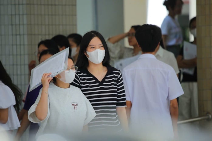 NHÌN LẠI ĐỀ THI TỐT NGHIỆP THPT 2025, MÔN TOÁN VÀ TIẾNG ANH: Quá mới, quá khó để làm gì?!- Ảnh 1.