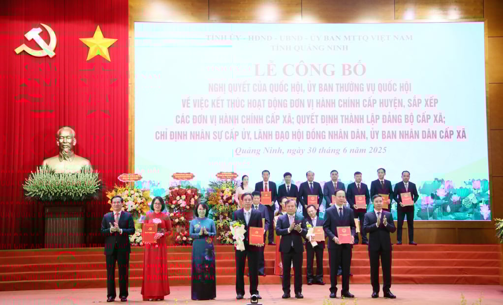 Ban Thường vụ Tỉnh uỷ trao các quyết định của Tỉnh ủy, Ban Thường vụ Tỉnh ủy, các Nghị quyết của HĐND tỉnh và tặng hoa chúc mừng Đảng bộ phường Quảng Yên.