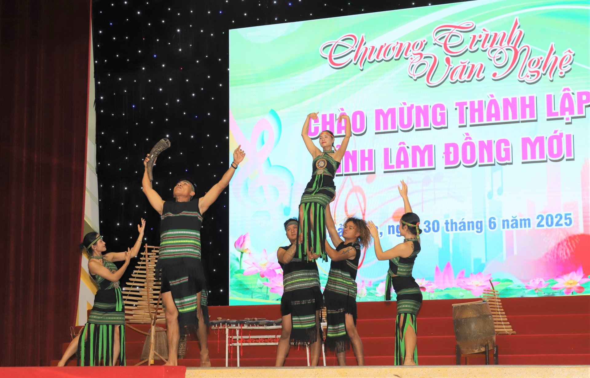 Dance performance by the loom