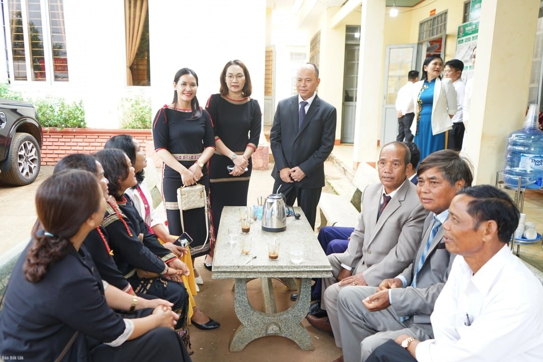 Lãnh đạo xã Ea Drông trao đổi thông tin cùng cán bộ và người dân địa phương.