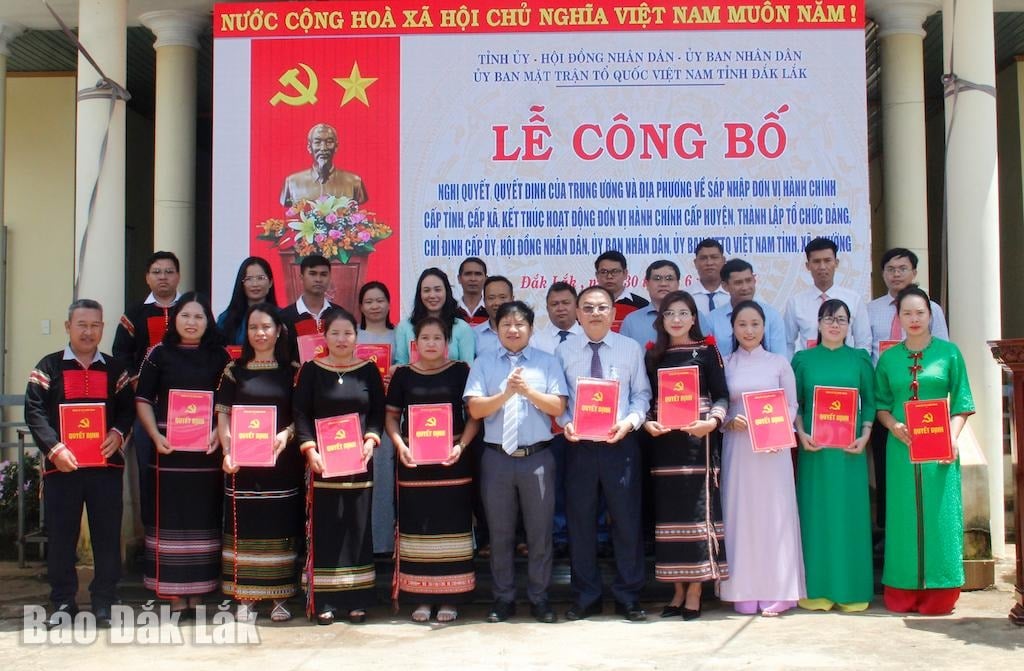 Công bố và trao các Quyết định của Ban Chấp hành Đảng bộ tỉnh Đắk Lắk, Nghị quyết của HĐND tỉnh về thành lập tổ chức đảng và nhân sự xã Cuôr Đăng mới.