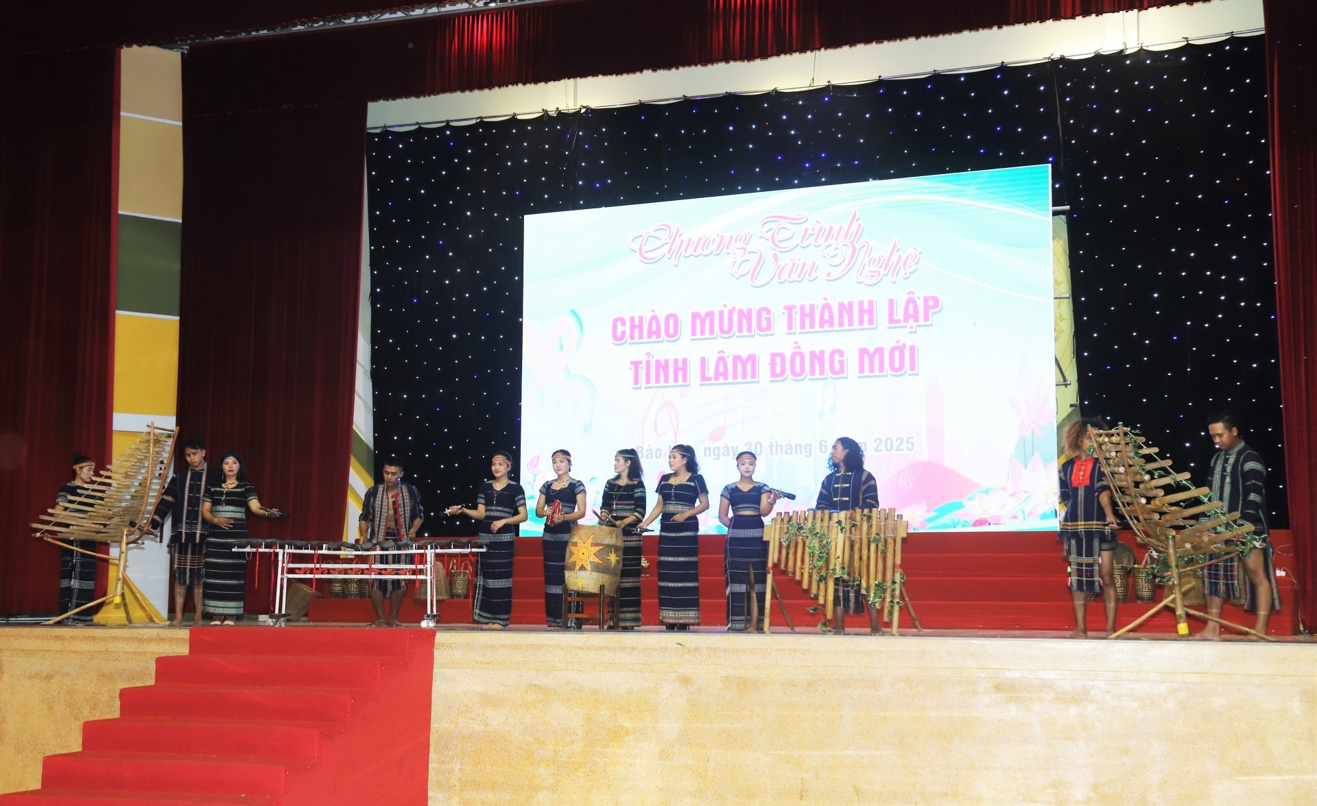 Lively performance of Dan Da and T'rung instruments