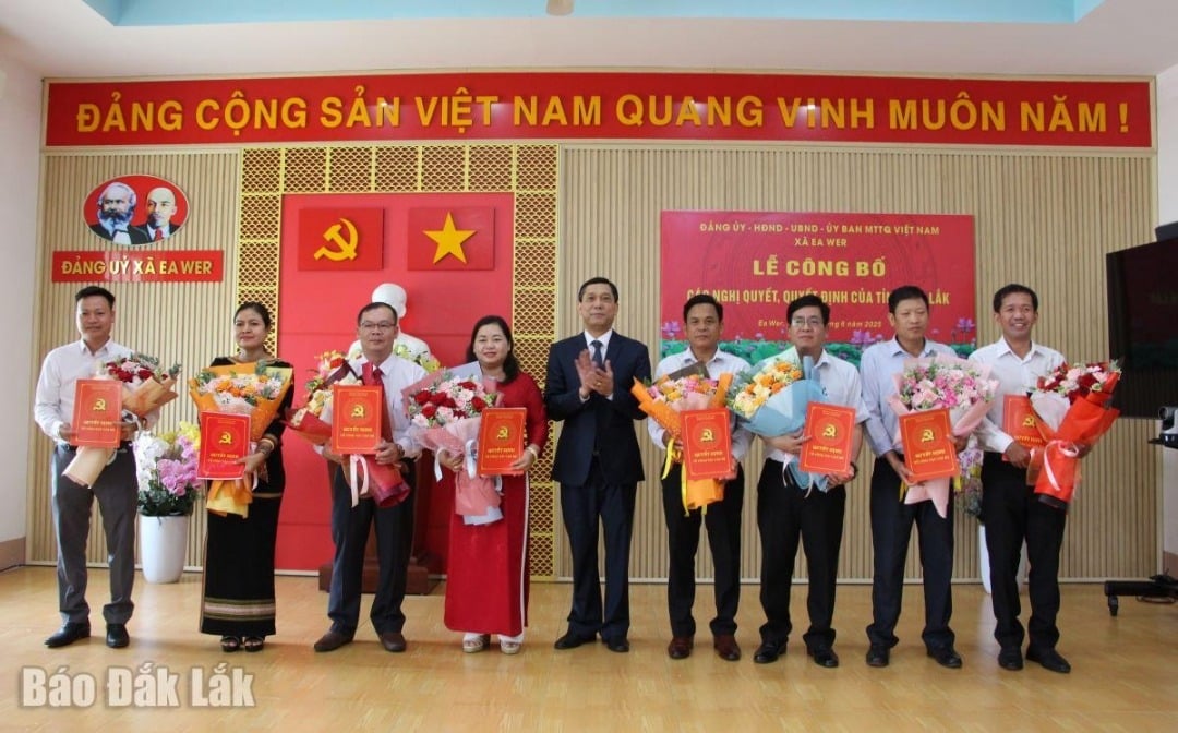 Phó Giám đốc Sở Nội vụ Nguyễn Quang Thuân trao quyết định cho các đồng chí.
