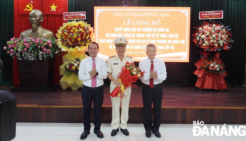 Đồng chí Nguyễn Đình Vĩnh (trái) và đồng chí Nguyễn Đức Dũng (phải) tặng hoa chúc mừng Thiếu tướng Nguyễn Hữu Hợp được Bộ trưởng Bộ Công an bố trí giữ chức vụ Giám đốc Công an TP Đà Nẵng kể từ ngày 01/7/2025
